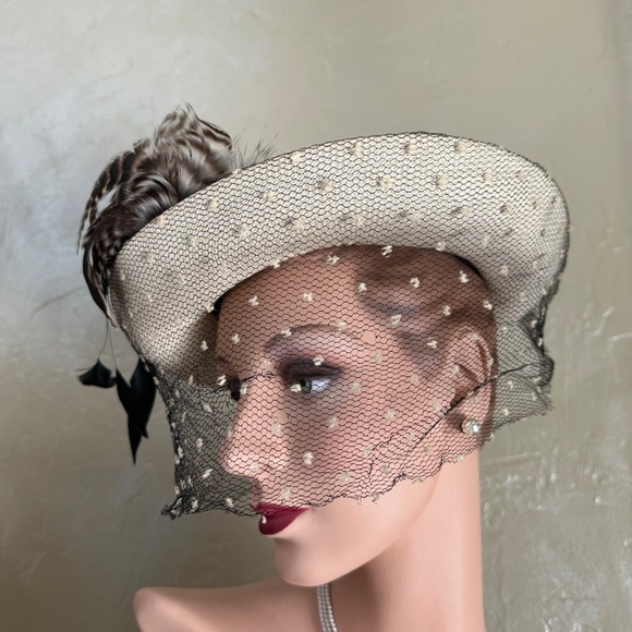 EYE-CATCHING 1940\'S BEIGE FELT/OFF WHITE FABRIC FEDORA + FEATHERS + DOTTED VEIL main image 15